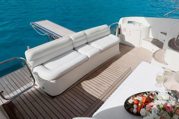 Erkunden Sie die Blaue Lagune mit der luxuriösen Azimut 42