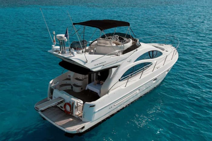 Erkunden Sie die Blaue Lagune mit der luxuriösen Azimut 42