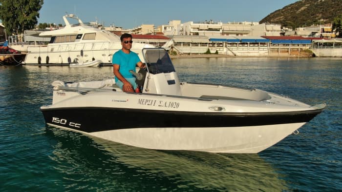 Blanc, bleu et divin : une journée complète sur un bateau à moteur