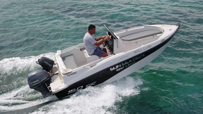 Blanc, bleu et divin : une journée complète sur un bateau à moteur