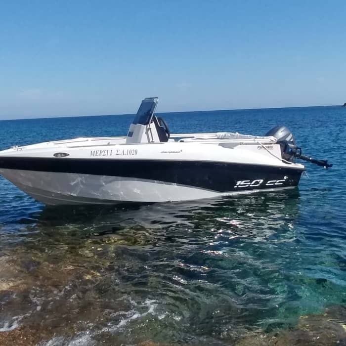 Blanc, bleu et divin : une journée complète sur un bateau à moteur