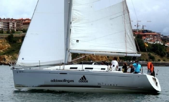 Descubre Getxo en una excursión de vela de día completo.