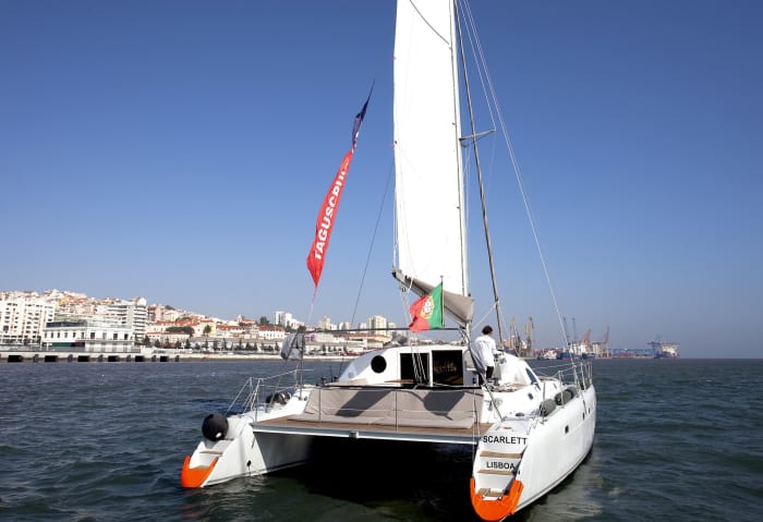 Gita in catamarano privata intorno a Lisbona (4 ore)