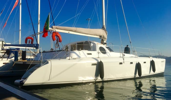 Gita in catamarano privata intorno a Lisbona (4 ore)