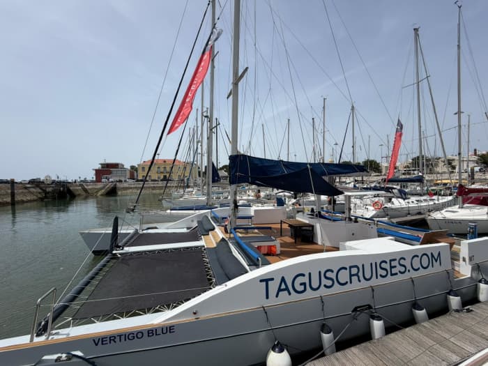 Scopri Lisbona a bordo di un catamarano.