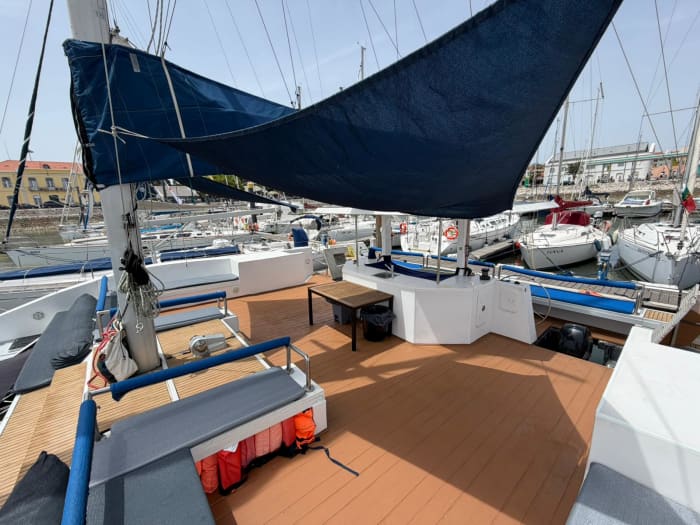 Scopri Lisbona a bordo di un catamarano.
