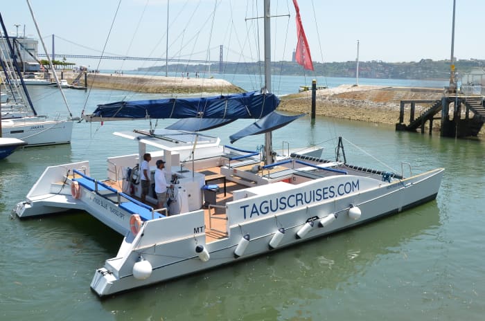 Scopri Lisbona a bordo di un catamarano.