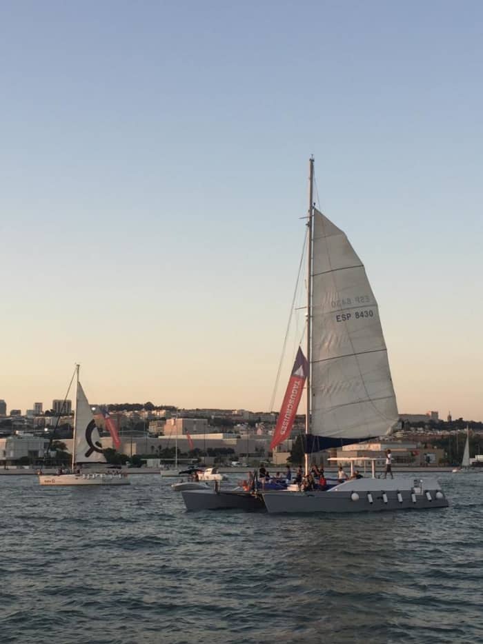 Scopri Lisbona a bordo di un catamarano.