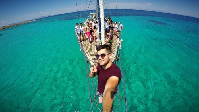 Spend a 9h sailing around Palaio Faliro on a sailboat