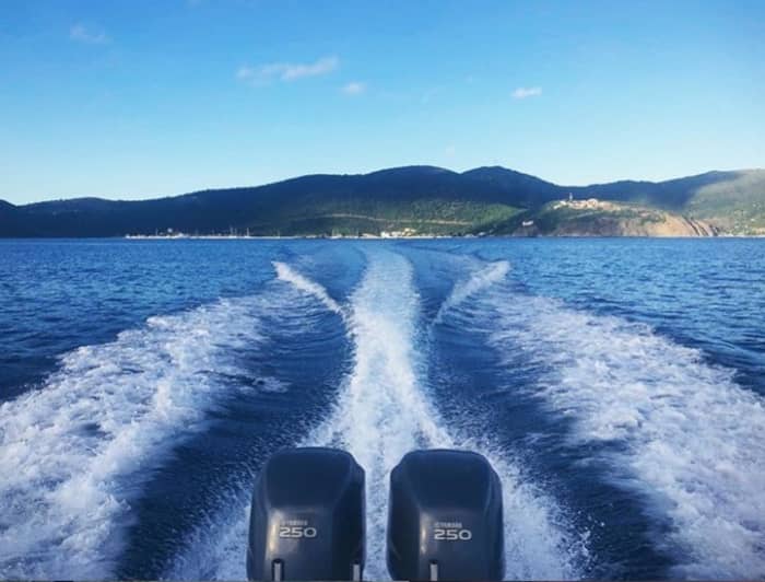 Découvrez Charlotte Amalie lors d'une excursion d'une journée en bateau à moteur.