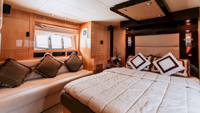 A full day of magic in Dubai on a motorboat