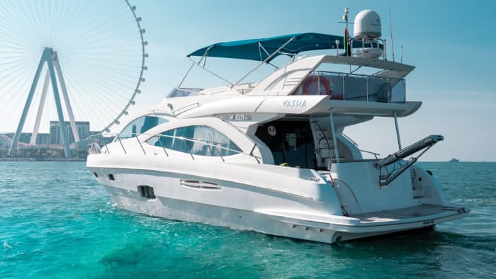 A full day of magic in Dubai on a motorboat