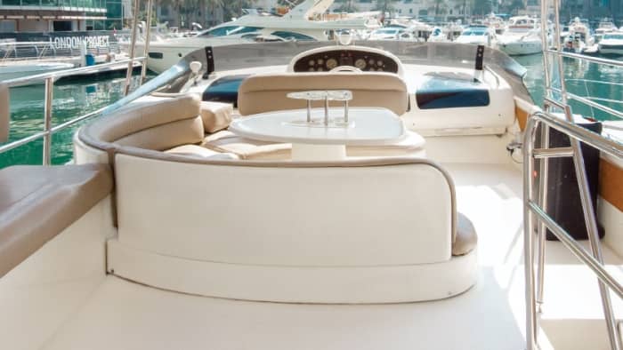 Relax on a motorboat in Dubai for 4h30
