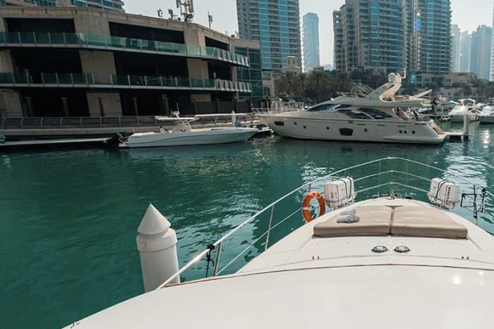 Relax on a motorboat in Dubai for 4h30