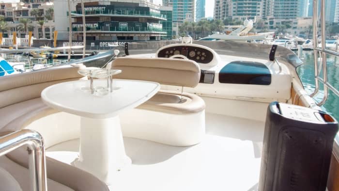 Relax on a motorboat in Dubai for 4h30