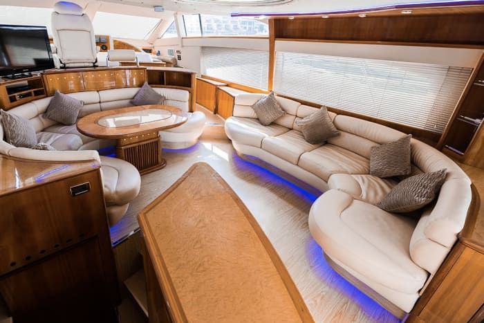 Relax on a motorboat in Dubai for 4h30