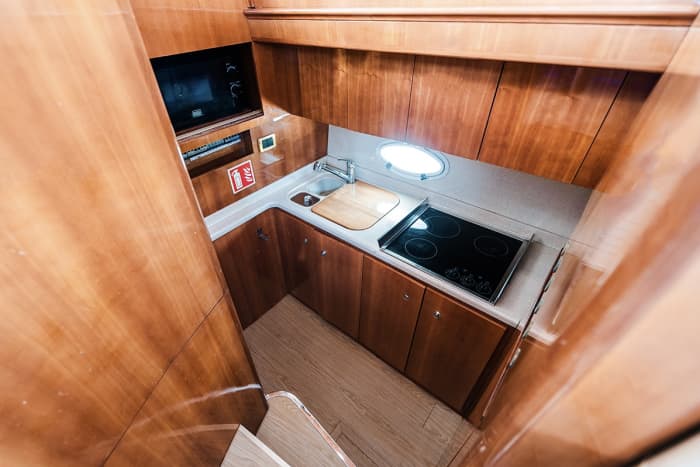 Relax on a motorboat in Dubai for 4h30