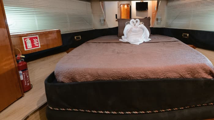 Relax on a motorboat in Dubai for 4h30