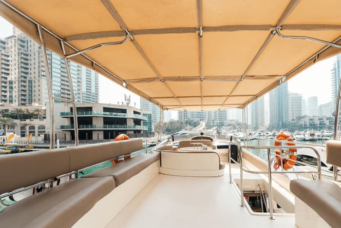 Relax on a motorboat in Dubai for 4h30