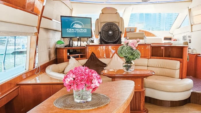 Relax on a motorboat in Dubai for 4h30