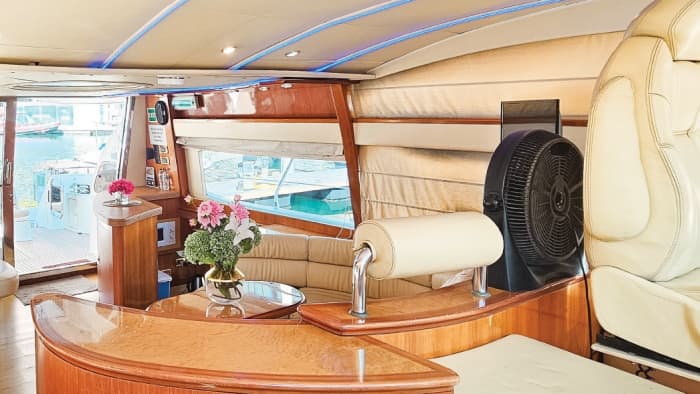 Relax on a motorboat in Dubai for 4h30