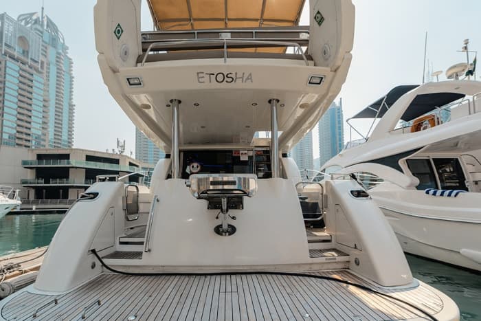 Relax on a motorboat in Dubai for 4h30