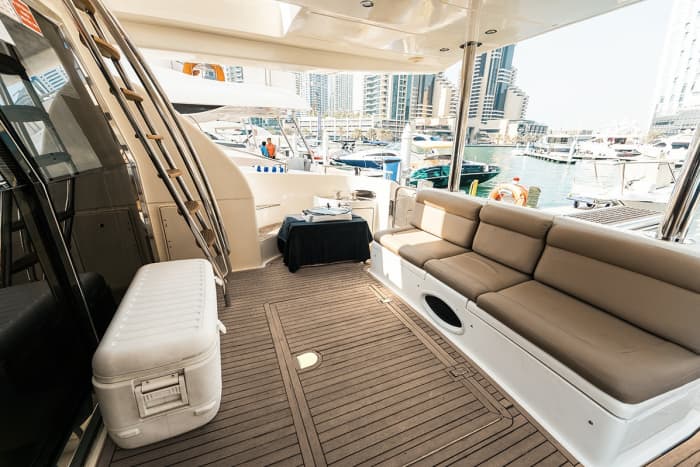 Relax on a motorboat in Dubai for 4h30