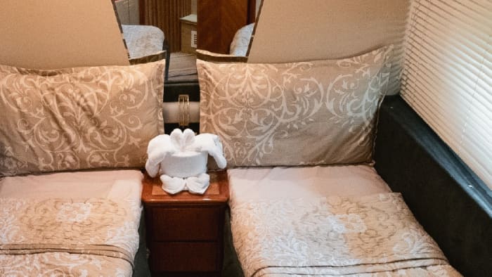 Relax on a motorboat in Dubai for 4h30