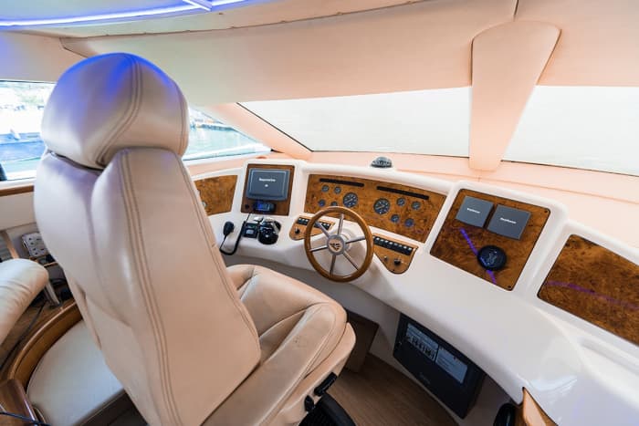 Relax on a motorboat in Dubai for 4h30
