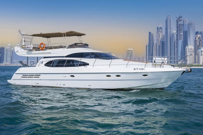 Relax on a motorboat in Dubai for 4h30