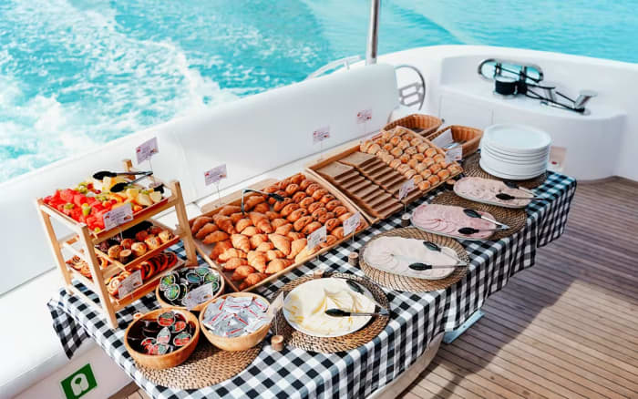 4-Hour BBQ Yacht Cruise in Abu Dhabi