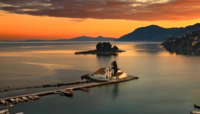 Escapada en velero al atardecer en Corfú: tour de 2 horas
