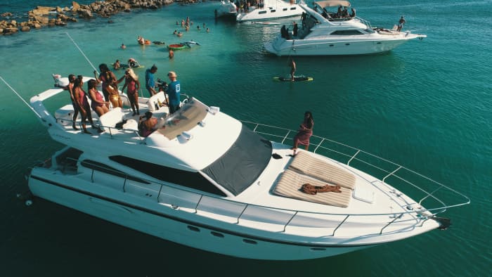 Ciesz się całym dniem na jachcie motorowym w Puerto Aventuras