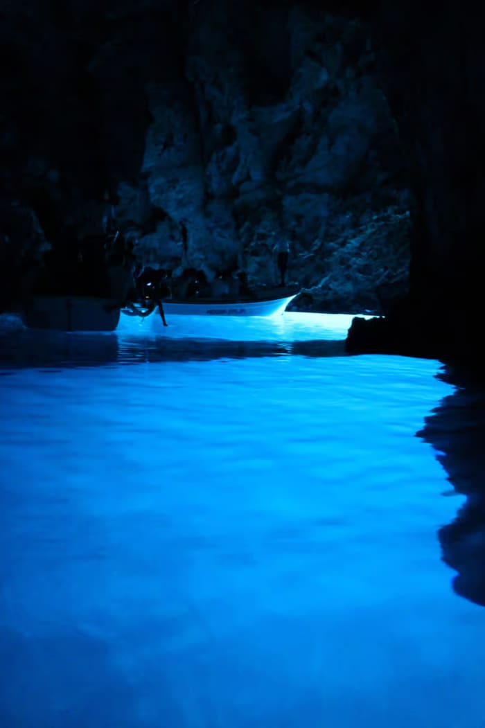 Joyas ocultas del Adriático: Cueva Azul, bahías secretas y maravillas costeras