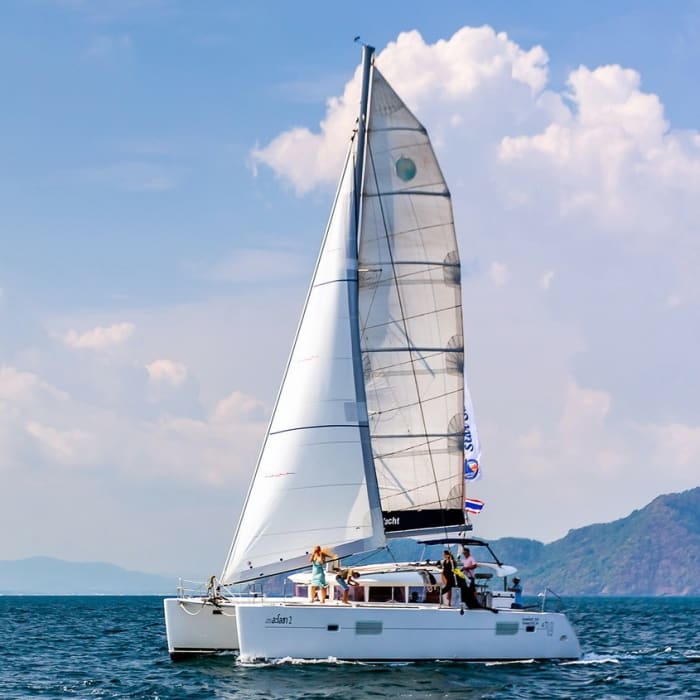 Luxe catamaran dagcruise op Phi Phi