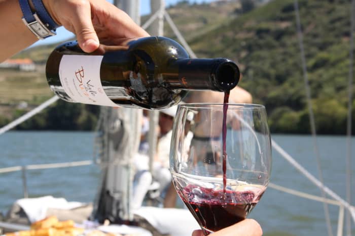 Enjoy 2h of sun on a sailboat in Folgosa