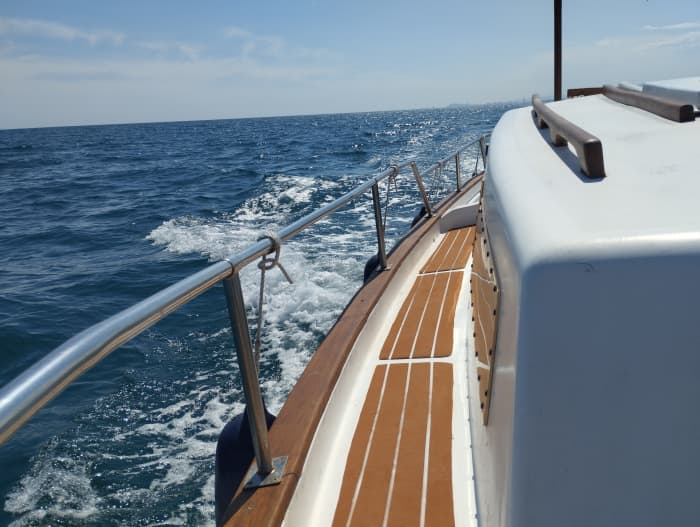 8h of sailing along the coast of Roses