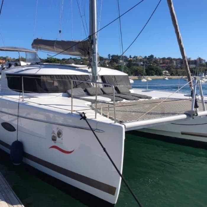 Disfruta de un día completo de navegación en Sídney a bordo de un catamarán.