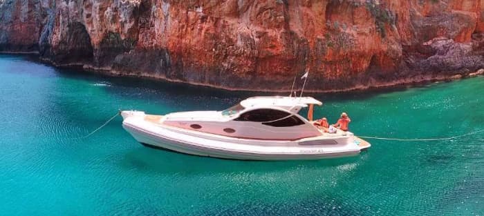 Découvrez La Canée en bateau à moteur pendant 10h30.