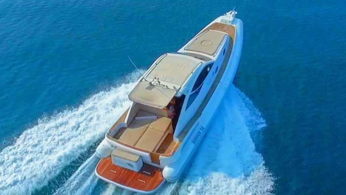 Découvrez La Canée en bateau à moteur pendant 10h30.