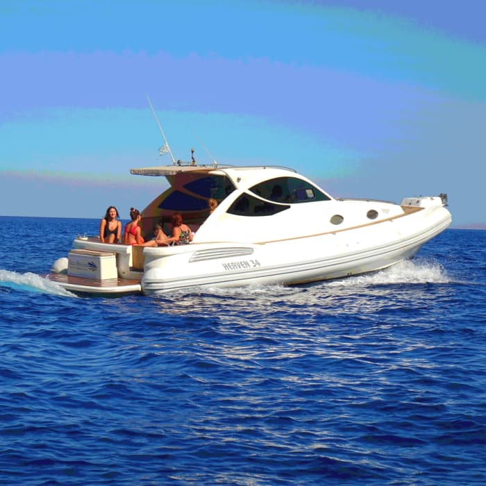 Découvrez La Canée en bateau à moteur pendant 10h30.