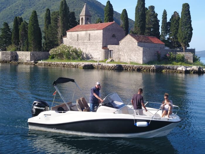 Jouw dag in Kotor: huur een motorboot voor een dag vol ontdekkingen.