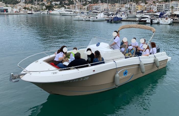 Disfrute de 8 horas y media en lancha motora para explorar L'Estartit.