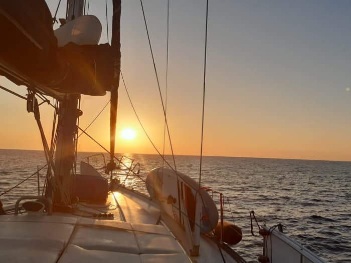 Een dagtocht zeilen in Marina di Pisa op een zeilboot.