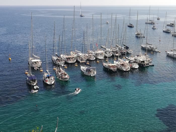 Een dagtocht zeilen in Marina di Pisa op een zeilboot.