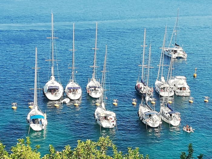 Een dagtocht zeilen in Marina di Pisa op een zeilboot.