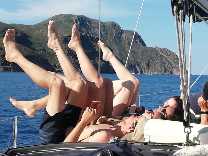 Een dagtocht zeilen in Marina di Pisa op een zeilboot.