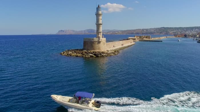 Tu día en Chania: Alquila una lancha motora para 7 horas de descubrimiento.