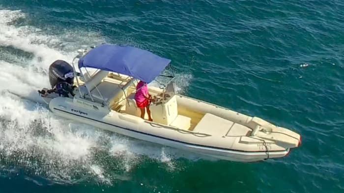 Tu día en Chania: Alquila una lancha motora para 7 horas de descubrimiento.