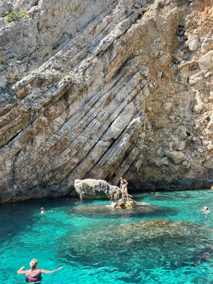 Découvrez le paradis turquoise du Blue Lagoon et de Šolta lors d'une excursion d'une journée en bateau à moteur au départ de Split